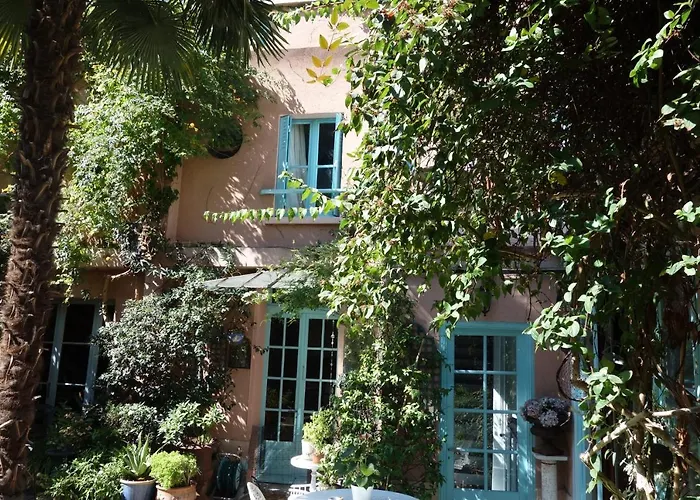 Maison 1850 Paris 18 Chambre G avec terrasse et parking en option
